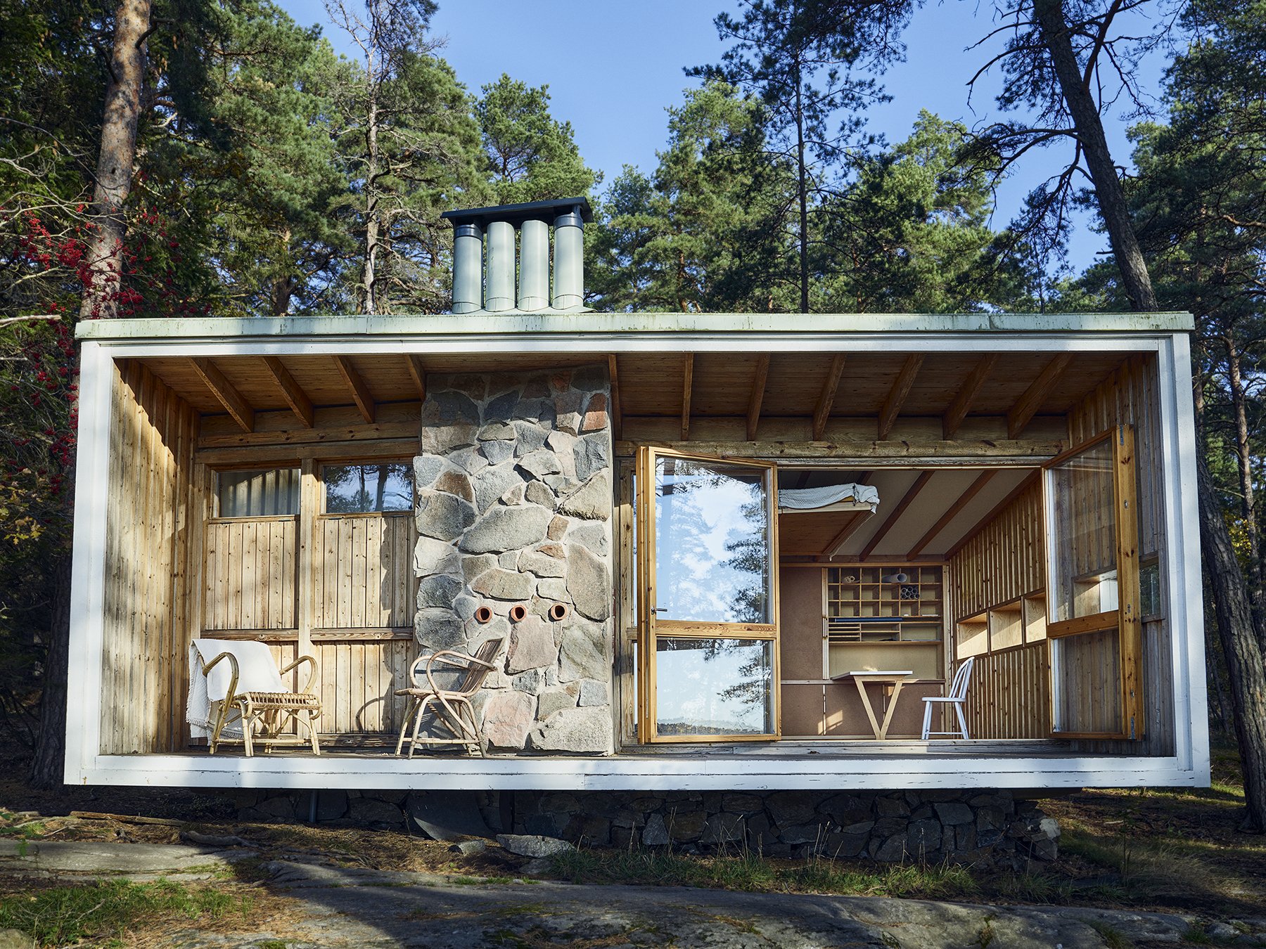 Discover 'Lådan': Ralph Erskine's Minimalist Swedish Cottage